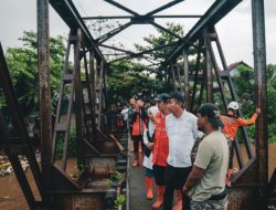 Tanggul Sungai Jebol, Bey Machmudin Tinjau Banjir di Dolokanjeruk dan Dayeuhkolot