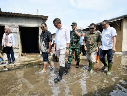 Bey Machmudin Tinjau Banjir Rob di Pesisir Eretan Indramayu