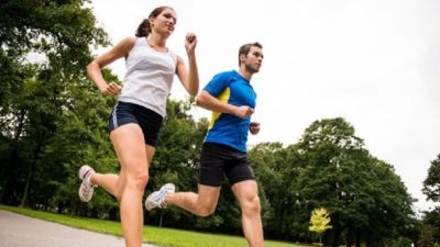 Cara Memilih Sepatu Lari yang Tepat untuk Performa Optimal