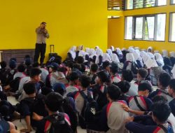 Anggota Polsek Cikaum Subang Sosialisasi Bahaya Narkoba di SLTPN 1 Cikaum