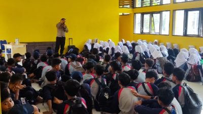 Anggota Polsek Cikaum Subang Sosialisasi Bahaya Narkoba di SLTPN 1 Cikaum