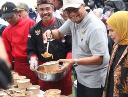 1.000 Porsi Makan Siang Gratis Dibagikan untuk Siswa SD dan SMP Subang