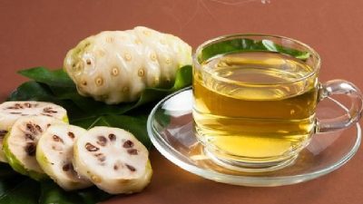 Bukan Kaleng-kaleng, Ini Manfaatnya Jika Rutin Mengkonsumsi Air Rebusan Mengkudu