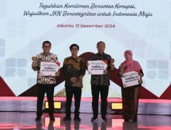 Pj Bupati Cirebon Terima Penghargaan Terbaik 1 di Bidang Jaminan Kesehatan Nasional (JKN) di TMII Jakarta