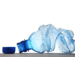 Waspada! Ada Bahaya Mengintai Saat Menggunakan Kembali Botol Plastik Sekali Pakai