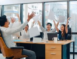 10 Perusahaan dengan Karyawan Paling Bahagia Karena Gaji Besar