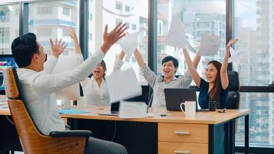 10 Perusahaan dengan Karyawan Paling Bahagia Karena Gaji Besar