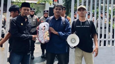 Partipasi Pemilih Rendah, Aliansi Mahasiswa Hadiahi KPU dan Bawaslu Subang Boneka Mayat