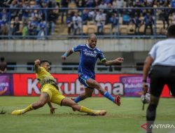 Persib Bandung Tumbangkan Barito Putera dengan Skor 2-1, Dedi Kusnandar Cedera