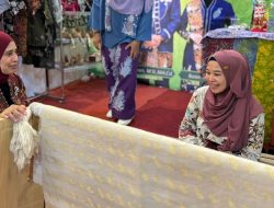Dekranasda Subang Tampilkan Songket Sieup Serat Nanas di Pameran Batik Nusantara 2024