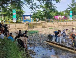 Sektor 6 Satgas Citarum Harum Bersihkan Sampah di Taman Air Baleendah