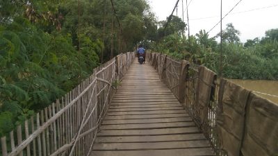 Pembangunan Jembatan Mangkrak, Warga Pantura Subang Terpaksa Gunakan Jembatan Darurat Puluhan Tahun