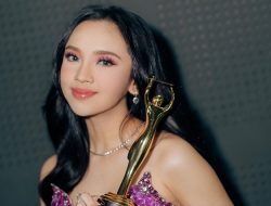 Rayakan Bersama Randy Martin, Natal 2024 Bikin Lyodra Semringah