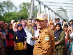 Kala Pj Bupati Subang Dikerubuti Emak-emak Saat Tinjau Jembatan di Ciasem