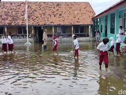 Puluhan Siswa SD di Mayangan Subang Ujian Semester di Tengah Banjir Rob