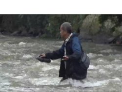 Jembatan Putus, Guru di Cianjur Terpaksa Turun ke Sungai untuk Bisa Mengajar