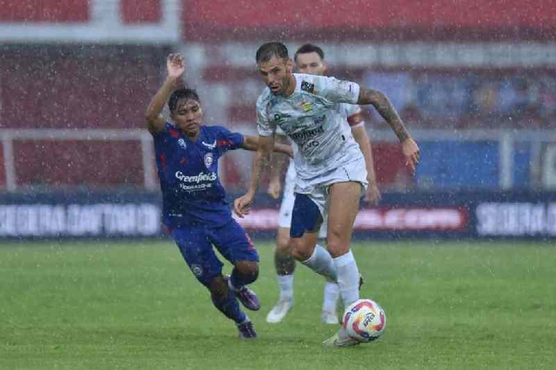 Persib Bandung saat berlaga melawan Arema FC | Foto: Persib