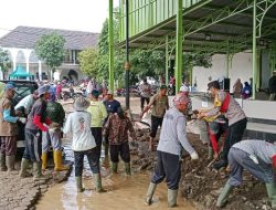 Pasca Banjir Polisi Lakukan Baksos Bersih dan Serahkan Bantuan untuk Korban Banjir