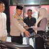 Kapolsek Pamanukan Subang AKP Udin Awaludin mengembalikan sepeda motor milik Diva yang hilang di Puskesmas Sukasari