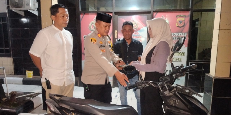 Kapolsek Pamanukan Subang AKP Udin Awaludin mengembalikan sepeda motor milik Diva yang hilang di Puskesmas Sukasari