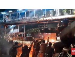 Aksi Indonesia Gelap di Patung Kuda Jakarta Berujung Ricuh