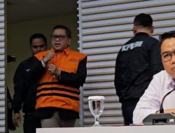 Resmi Ditahan, Hasto Kristiyanto Kenakan Rompi Orange KPK