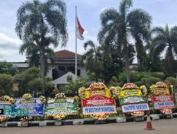 Ratusan Karangan Bunga Penuhi Pelataran Gedung DPRD Subang