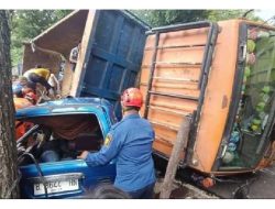 Truk Bermuatan Pasir Batu Terguling di Palabuhanratu, Empat Orang Meninggal Dunia