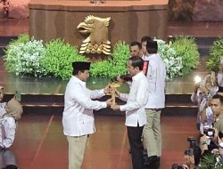 Prabowo Subianto Berikan Keris kepada Jokowi dalam HUT ke-17 Partai Gerindra