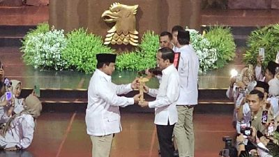 Prabowo Subianto Berikan Keris kepada Jokowi dalam HUT ke-17 Partai Gerindra