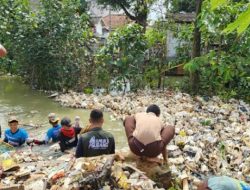 Kolaborasi Pertamina EP, Masyarakat dan Pelajar Bersihkan Bantaran Kali Sewo Subang