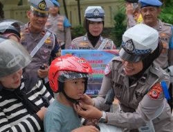 Ajak Tertib Berlalu Lintas, Polres Subang Bagikan Helm Gratis untuk Pengendara