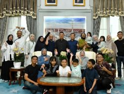 Pertemuan Hangat Pj Gubernur Jabar dengan Keluarga Alm. Gubernur Mashudi di Gedung Negara Pakuan