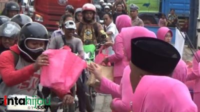 Polsek Cipeundeuy Subang Bagikan 2 Ribu Paket Takjil untuk Warga
