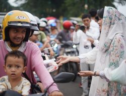 Pesona Istri Bupati Subang Saat Berbagi Takjil di Alun-alun Subang