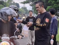 Ormas Gibas Sebar 1500 Takjil untuk Pengguna Jalan di Subang Kota