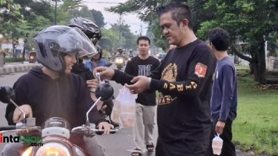 Ormas Gibas Sebar 1500 Takjil untuk Pengguna Jalan di Subang Kota