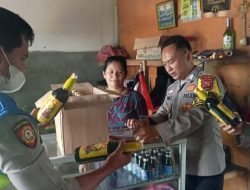 Jelang Malam Takbiran, Polsek Patokbeusi Subang Sita 30 Botol Miras