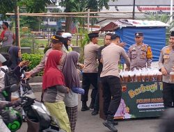 Polres Majalengka Berbagi Takjil Gratis Kepada Pengguna Jalan