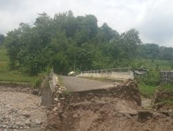 Jembatan Penghubung Ambrol, Warga Bantarujeg Majalengka Minta Pemkab Segera Bertindak