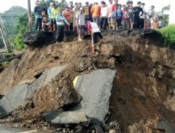 Warga Kampung Cimapag Sukabumi Terisolasi Akibat Longsor, Terpaksa Jalan Kaki Belasan Kilometer untuk Mencari Makanan