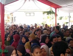 Ibu-ibu di Cirebon Rela Berdesakan Demi Dapat Paket Sembako Murah
