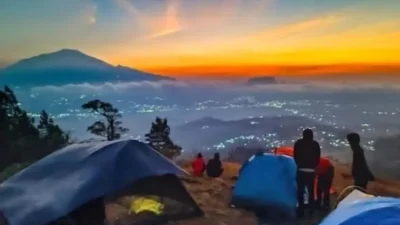 Bikin Betah, Bukit Pamoroan Spot Camping Keren di Majelangka untuk Menikmati Malam