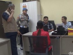 Puluhan Ibu-Ibu Gerebek Rumah Pelaku Penipuan Arisan dan Investasi Bodong di Purwakarta