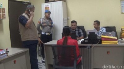 Puluhan Ibu-Ibu Gerebek Rumah Pelaku Penipuan Arisan dan Investasi Bodong di Purwakarta
