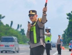Puncak Arus Balik, Kapolres Subang Terjun Langsung Atur Lalin di Tol Cipali