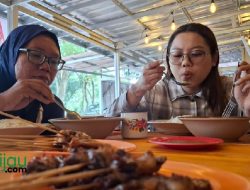 Bengkel Sate Subang, Sensasi Kuliner Sate di Tengah Deretan Bengkel Mobil