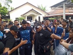 Bobotoh Sambut Kedatangan Pemain Persib di Kediaman Umuh Muchtar di Sumedang