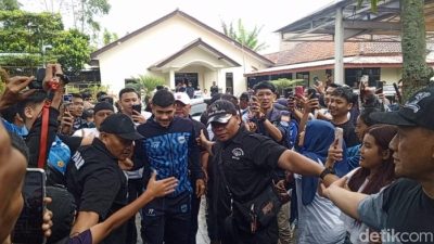 Bobotoh Sambut Kedatangan Pemain Persib di Kediaman Umuh Muchtar di Sumedang