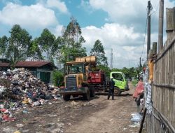 DLH Subang Turunkan 10 Armada Keruk Sampah di TPS Blok Jalitri Pasar Panjang
